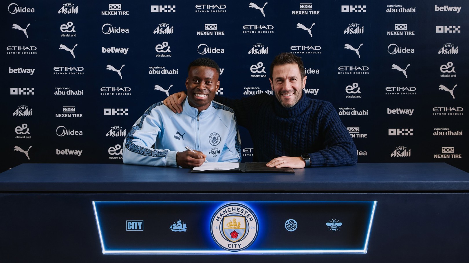 Cầu thủ ký hợp đồng Man City cùng Giám đốc thể thao.